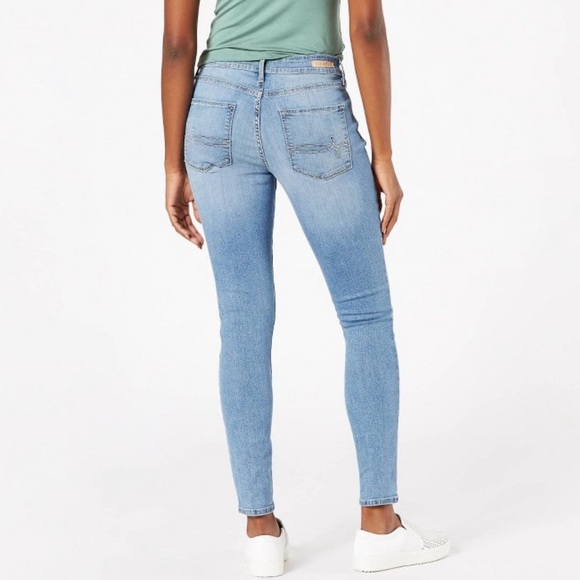 NWT Levi's DENIZEN Women's Mid-Rise
Skinny Jeans - Daybreak Light-wash Short - Picture 2 of 4